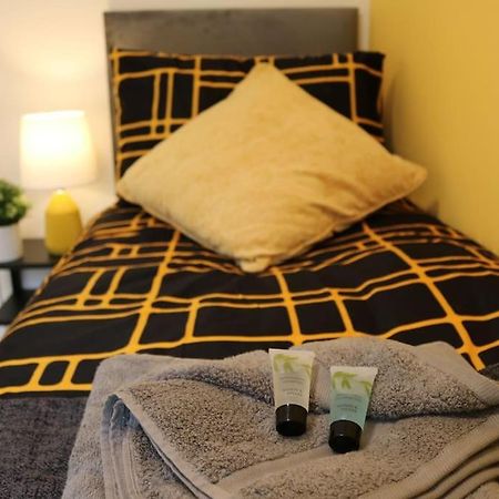 Elegant Room In Stylish House Milton Keynes Exteriör bild