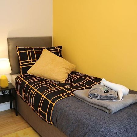 Elegant Room In Stylish House Milton Keynes Exteriör bild