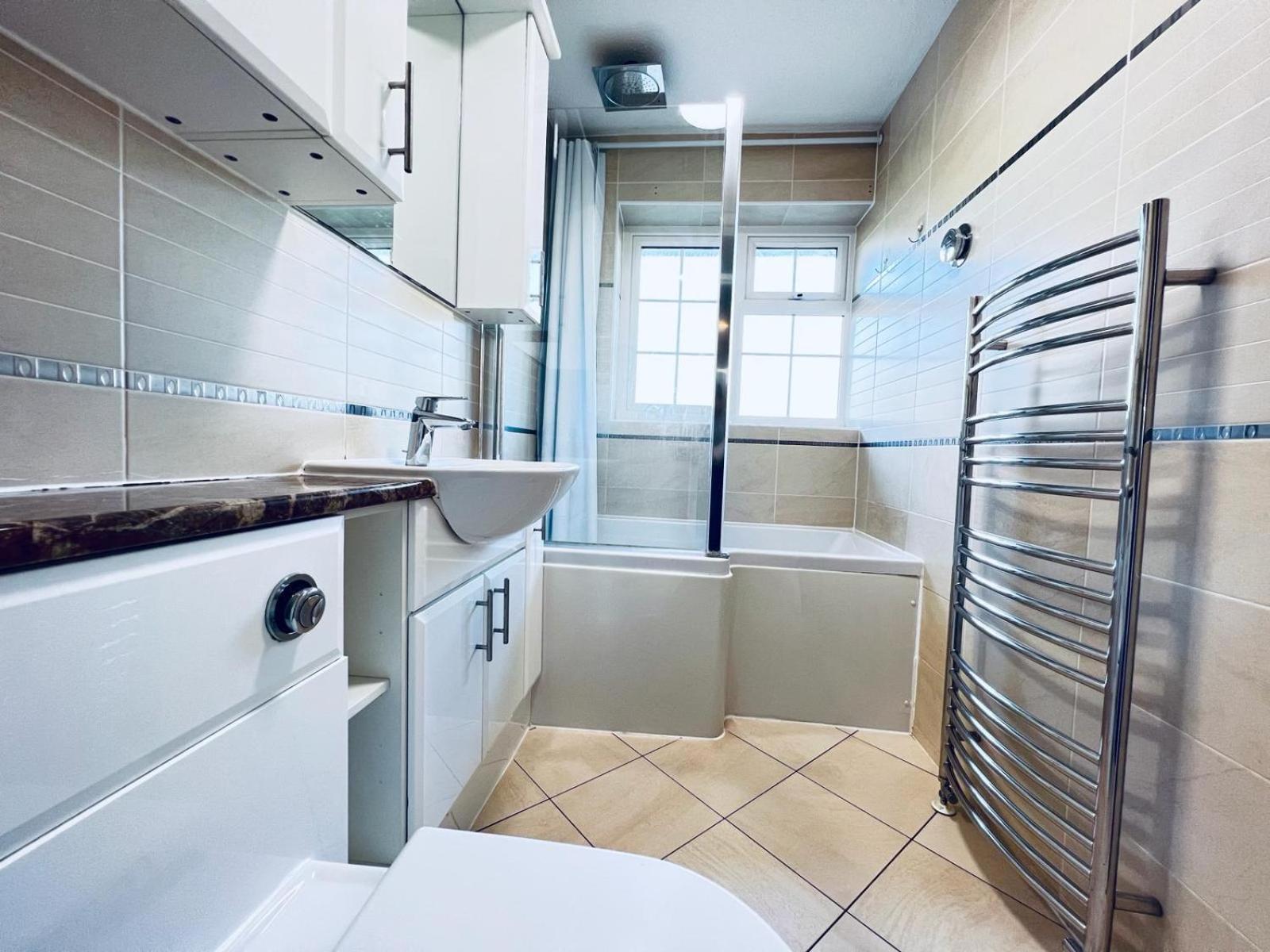 Elegant Room In Stylish House Milton Keynes Exteriör bild