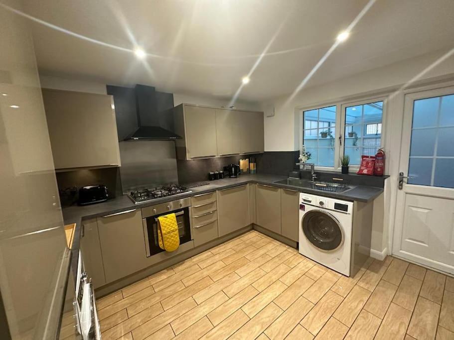 Elegant Room In Stylish House Milton Keynes Exteriör bild