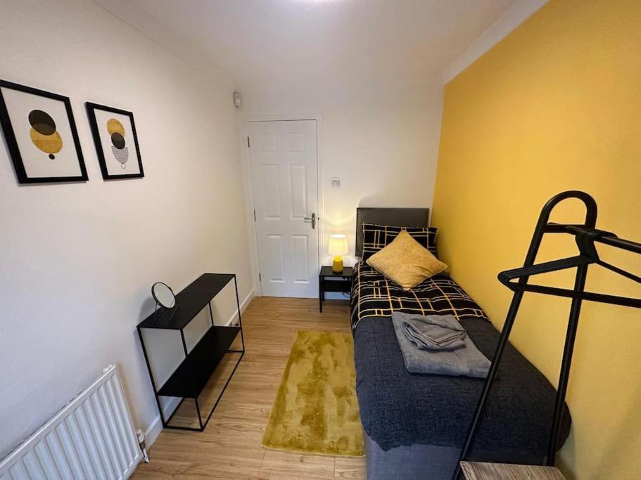 Elegant Room In Stylish House Milton Keynes Exteriör bild
