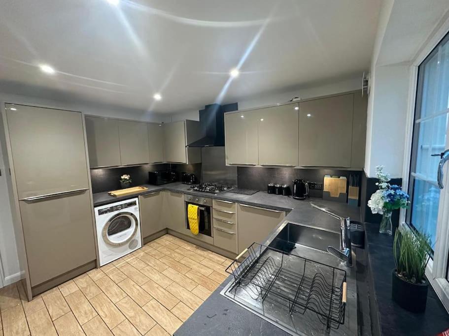 Elegant Room In Stylish House Milton Keynes Exteriör bild
