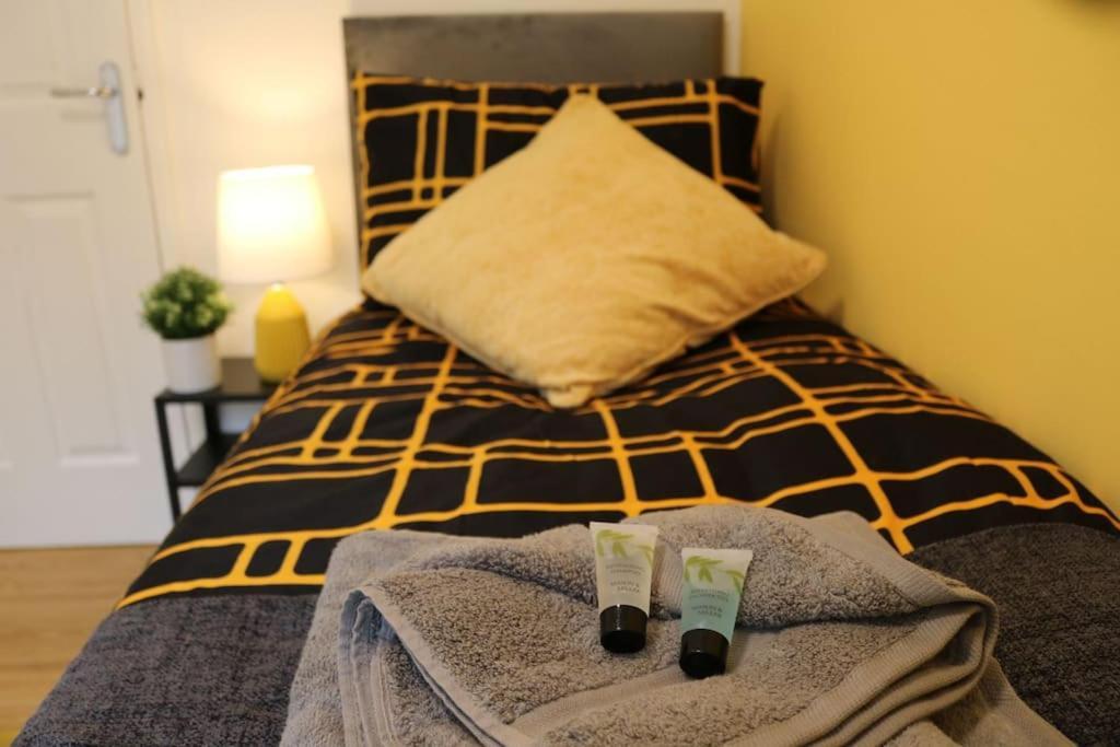 Elegant Room In Stylish House Milton Keynes Exteriör bild