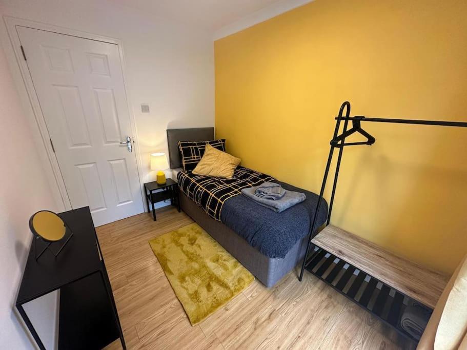 Elegant Room In Stylish House Milton Keynes Exteriör bild