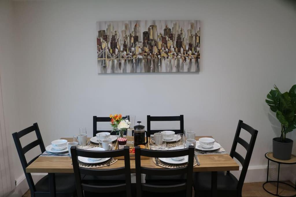 Elegant Room In Stylish House Milton Keynes Exteriör bild