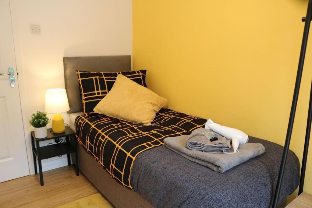 Elegant Room In Stylish House Milton Keynes Exteriör bild